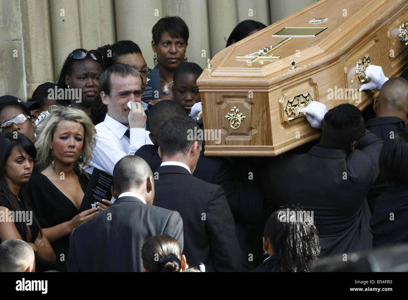 Larmes à l'enterrement de Beverley Samuels et ses enfants Kesha et Fred Wizzart à l'église du Saint Nom Manchester en deuil regarder le cercueil de Kesha Wizzart Banque D'Images