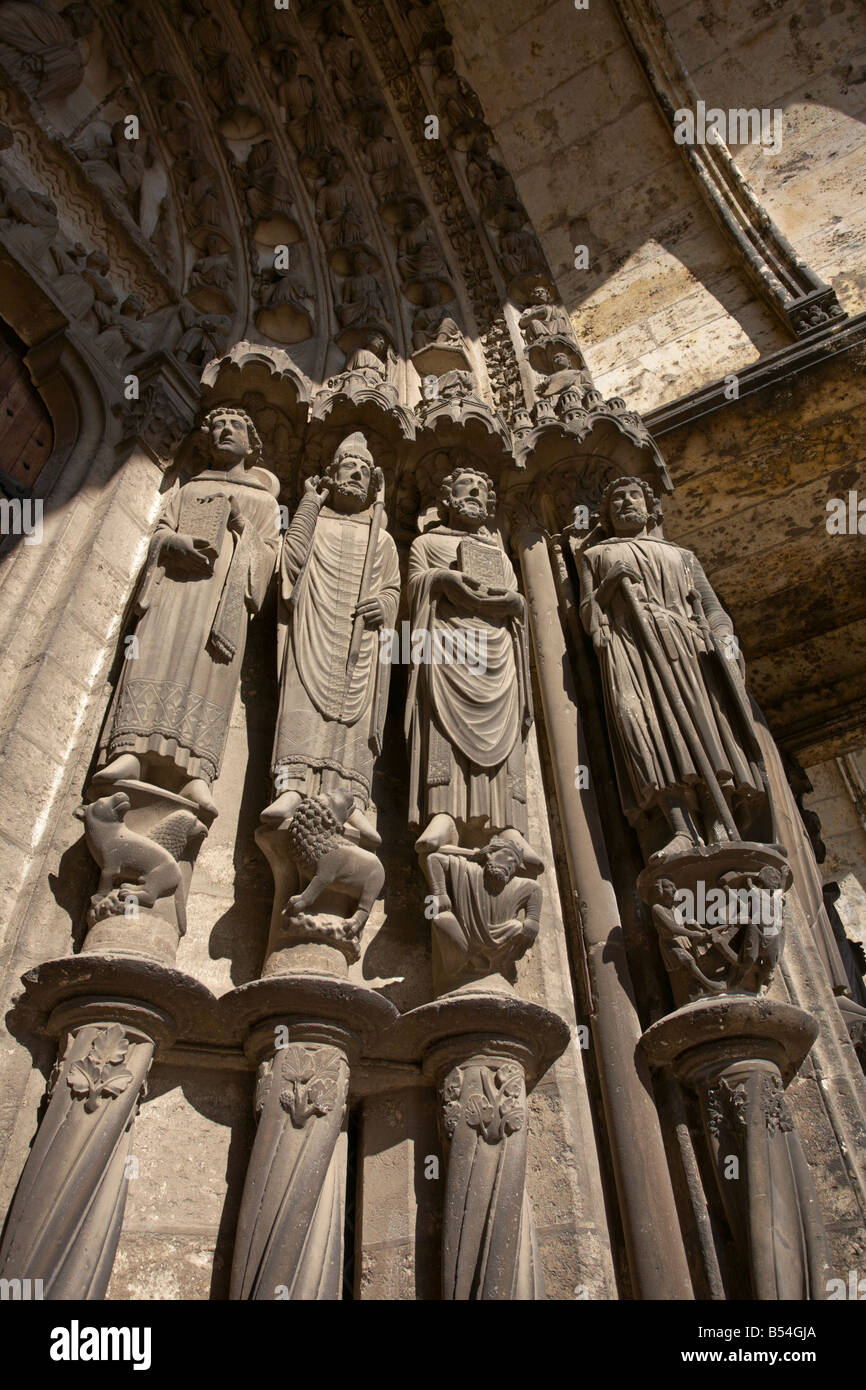 Des statues de Saint Vincent, Saint Denis, Saint Piat et Saint George, la cathédrale de Chartres Eure et Loir France Banque D'Images