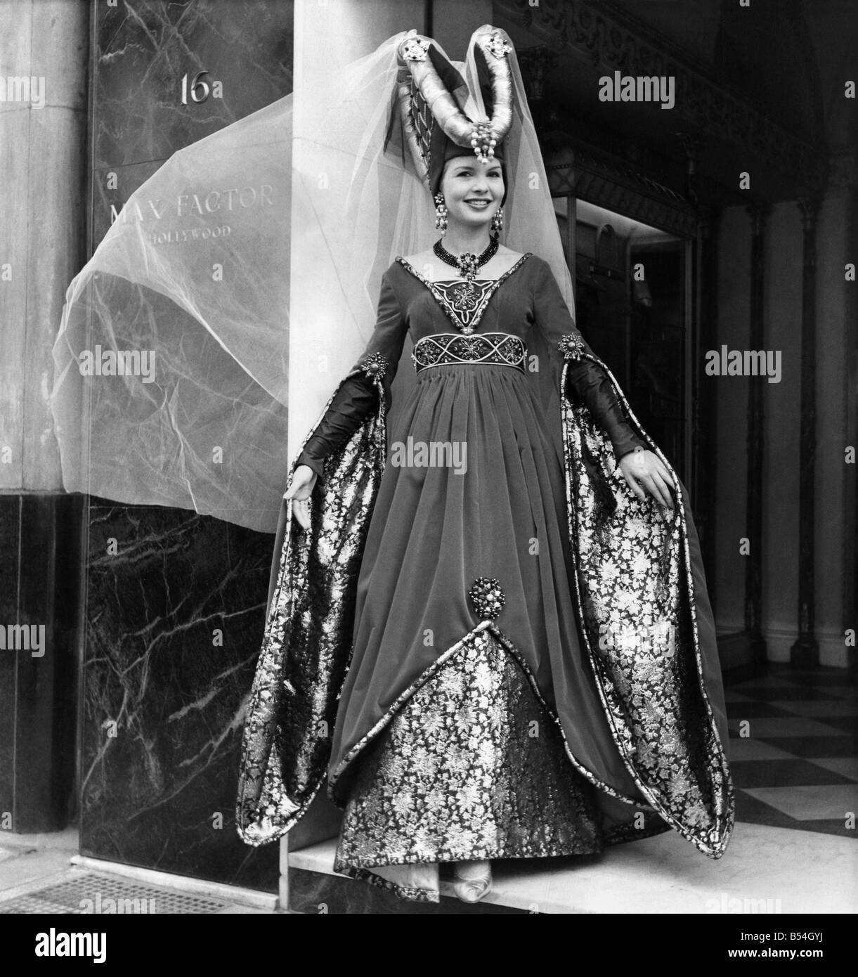 Actrice non nommés en dehors de la Max Factor des bureaux à Hollywood habillés en costume de femme noble médiévale. Juillet 1962 P011099 Banque D'Images