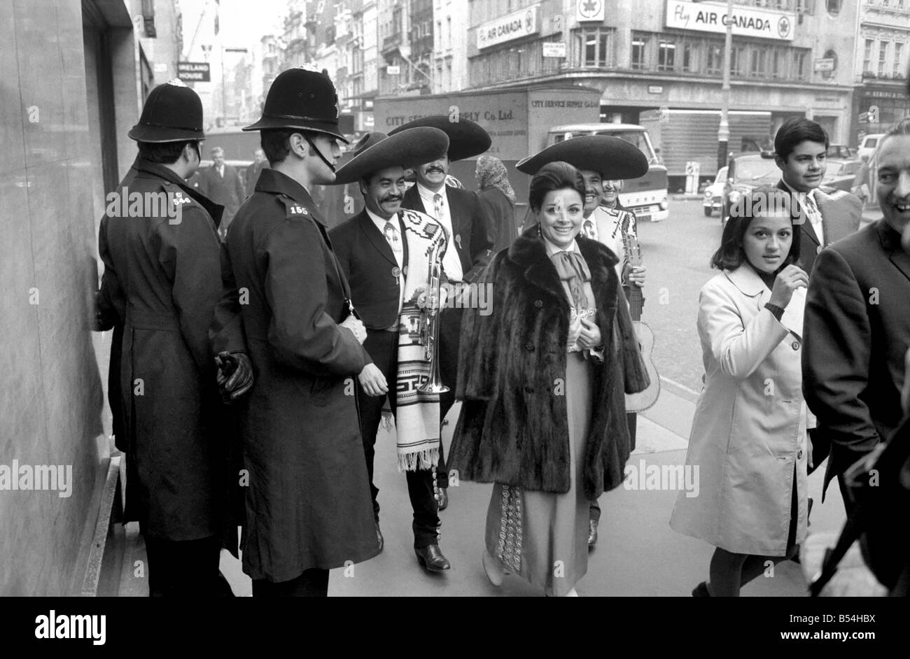 Dans le cadre de la semaine mexicaine dans Bond Street, Londres, le fameux ambassadeurs du Mexique de chanson mexicaine Maria de Lourdes, avec sa troupe Banque D'Images