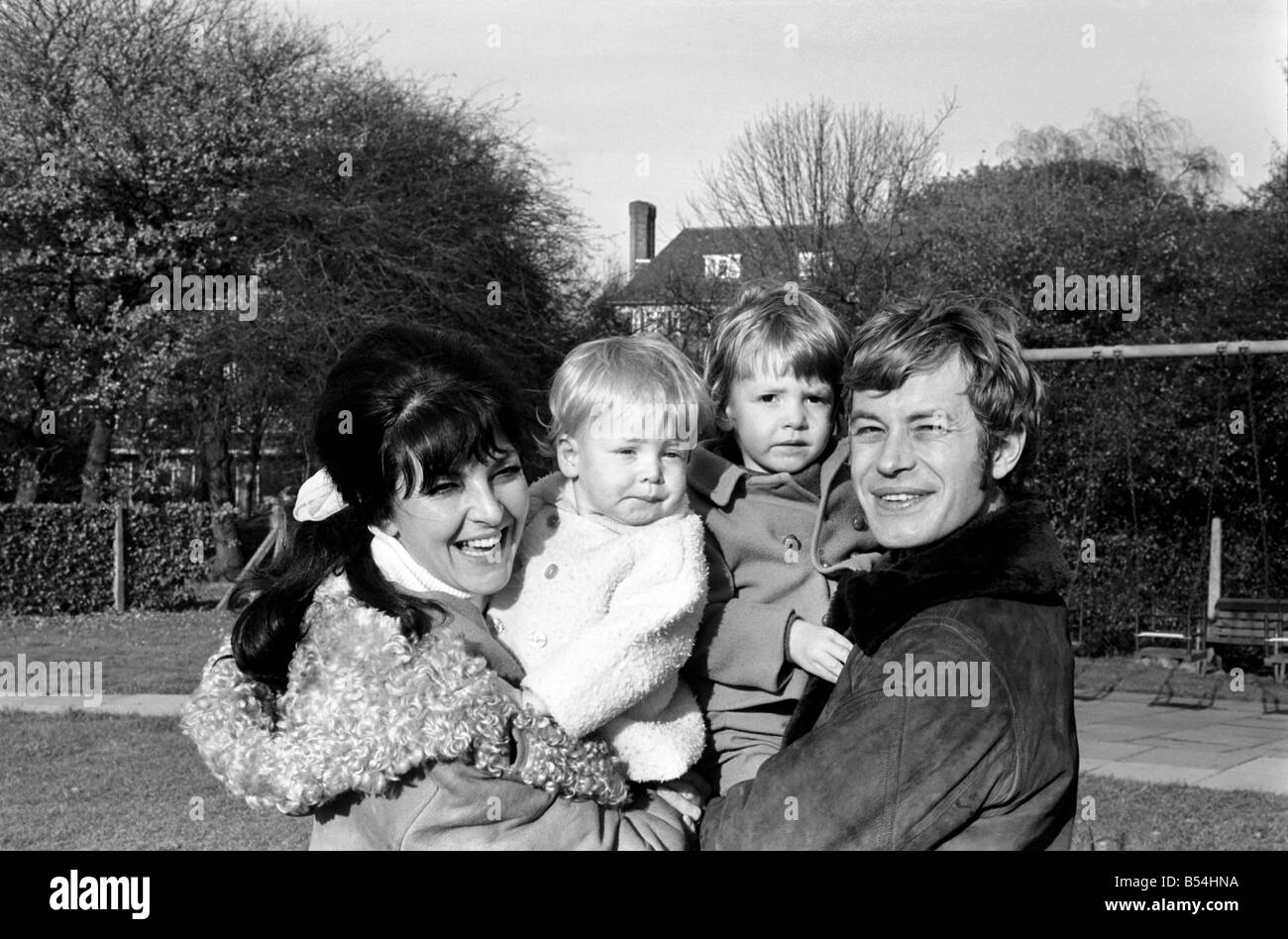 Photos de la famille d'Alan et Maureen Rothwell, avec des bébés Tody âgés de 2 ans et âgés de 16 mois, Ben jouer sur les balançoires et toboggans à leur terrain de jeu local. ;Novembre 1969 ;Z11219-008 Banque D'Images