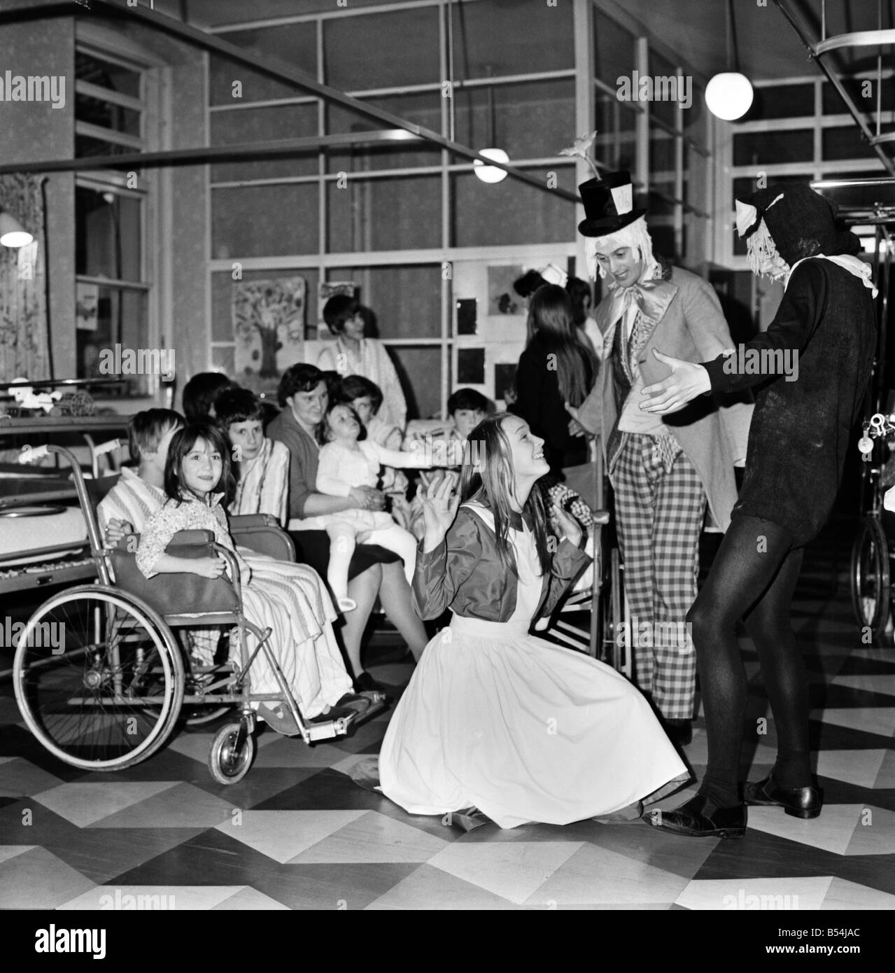 Les enfants de l'hôpital Hall Stand rencontrez caractère dans Alice au Pays des Merveilles : Mar. Hare (John Watts) Alice (Anne) Kirksride. Mad Banque D'Images