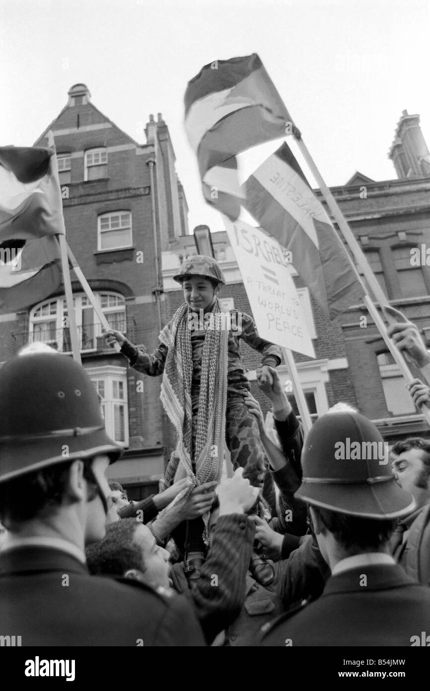 Démonstration de la Palestine libre : 8 ans garçon palestinien Tariq Attia dont le père a été tué d'Israéliens en Palestine en mars 1968. Son père était une guérilla et Tariq est vêtu d'un uniforme de guérillero brandissant un drapeau porté épaule haute. Il vit actuellement à Paddington. Novembre 1969 ;Z10559-002 Banque D'Images Démonstration de la Palestine libre : 8 ans garçon palestinien Tariq Attia dont le père a été tué d'Israéliens en Palestine en mars 1968. Son père était une guérilla et Tariq est vêtu d'un uniforme de guérillero brandissant un drapeau porté épaule haute. Il vit actuellement à Paddington. Novembre 1969 ;Z10559-002 Banque D'Images