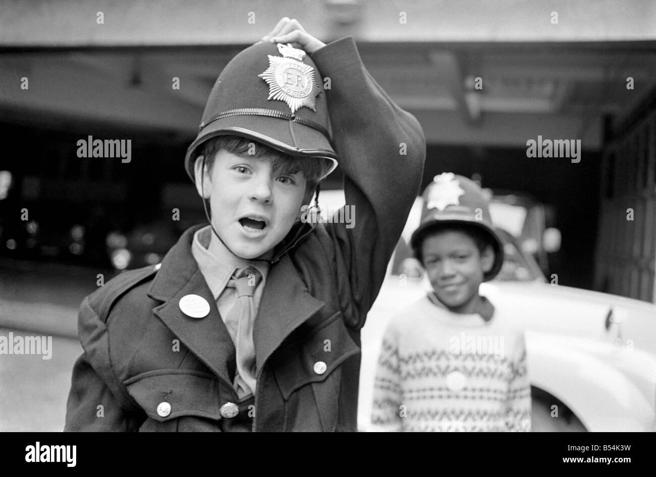 L'humour des enfants : 10 enfants de la Tooting, Wandsworth, a demandé à la police s'ils pourraient former leur propre aide la police Cl Banque D'Images