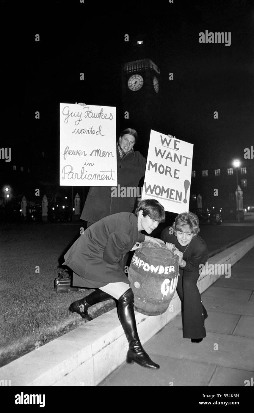 L'actrice Diane Coeur et les membres de son groupe de pression pour les femmes au Parlement européen ont organisé une démonstration de Guy Fawkes en dehors de la Chambre des communes. Mlle Coeur qui est en vedette dans 'l'homme le plus Likeley à' au Vaudeville Theatre est arrivé à la place du parlement avec un tonneau plein de bière et marqués 'Poudre'. Après l'actrice Diane de démonstration est allé directement du théâtre à jouer son rôle. L. de. R. L'actrice Erika Marque, playrite Mme Irène Coates, et Diane Coeur. Novembre 1969 Z10693-001 Banque D'Images