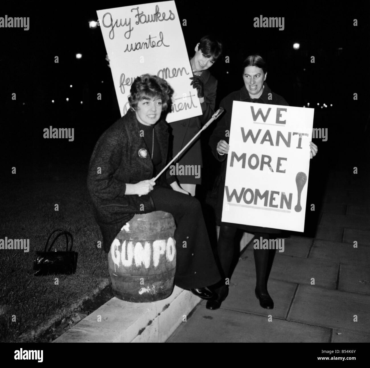 L'actrice Diane Coeur et les membres de son groupe de pression pour les femmes au Parlement européen ont organisé une démonstration de Guy Fawkes en dehors de la Chambre des communes. Mme Hart, qui est en vedette dans 'l'homme le plus Likeley à' au Vaudeville Theatre est arrivé à la place du parlement avec un tonneau plein de bière et marqués 'Poudre'. Après l'actrice Diane de démonstration est allé directement du théâtre à jouer son rôle. L À R. Diane Hart, actrice et dramaturge marque Erika, Mme Irene Coates. Novembre 1969 Z10693 Banque D'Images