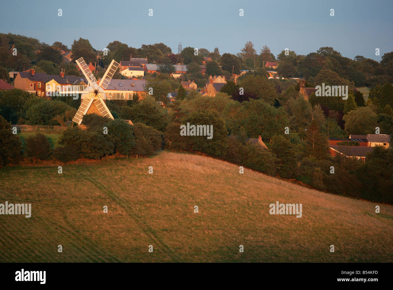 Coucher du soleil à Heage windmill dans le Derbyshire en Angleterre Banque D'Images