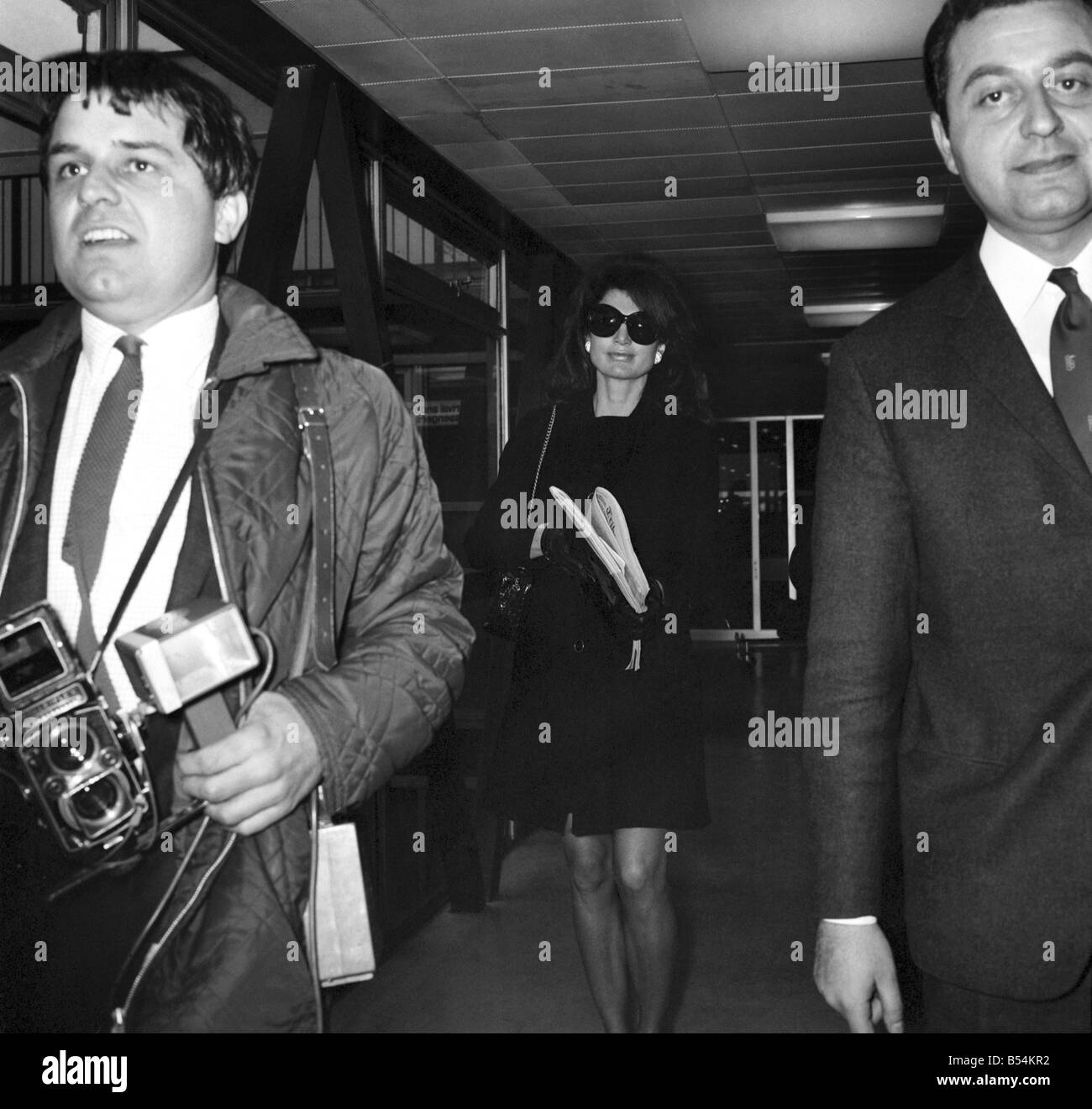Mme Jacqueline Kennedy Onassis arrive à l'aéroport de Heathrow par Olympic Airways, sur son chemin vers les USA sur la Pan American Airways. ;Novembre 1969 ;Z11113 Banque D'Images
