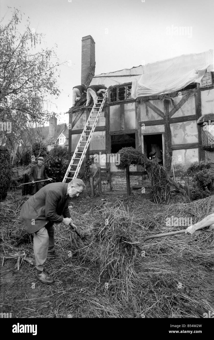 Scène aujourd'hui à Anne Hathaways Cottage, Stratford upon Avon comme pompiers couvrir le toit après un incendie pendant la nuit  ; novembre 1969  ; Z11271 Banque D'Images