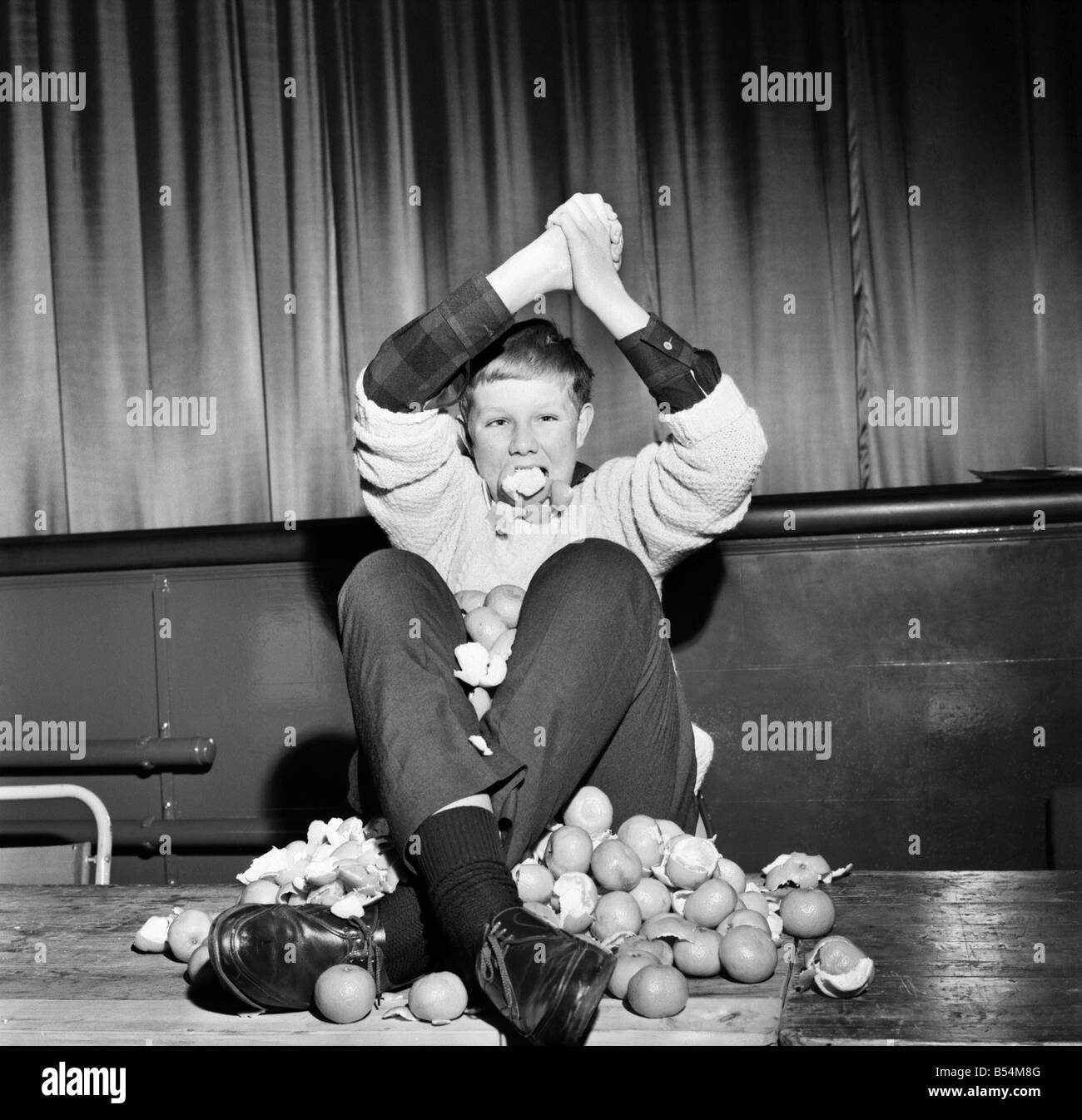Guenter Kuhn, le champion du monde 14 ans mangeur d'orange, qui s'est assuré de son titre lorsqu'il dévorait 19 oranges en 2 minutes Banque D'Images