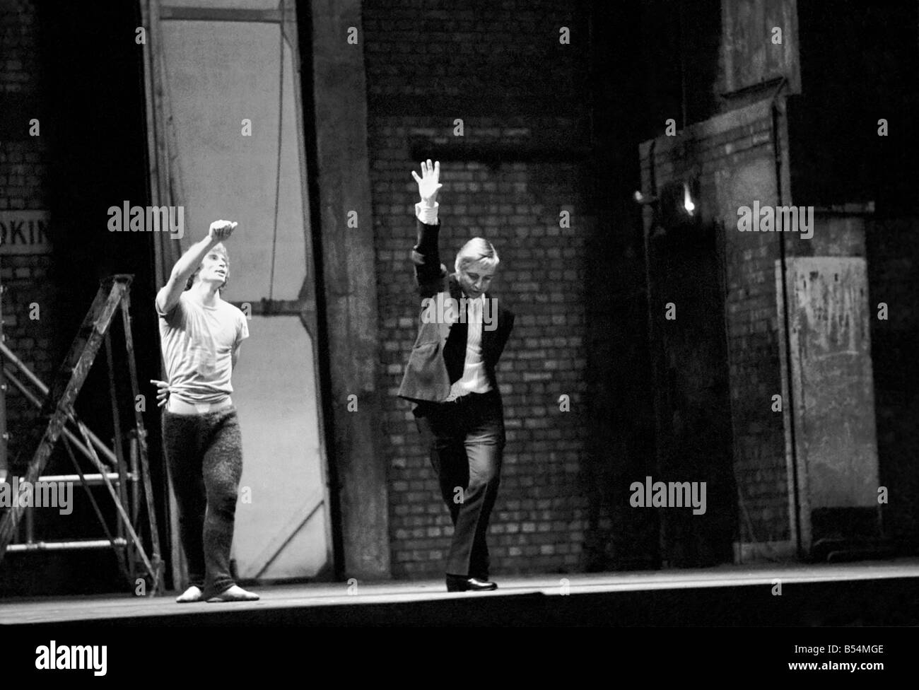 La danse de divertissement. Le Dutch National Ballet est de donner sa première saison à Londres à partir de la 1-6 décembre 1969 au Sadler's Wells Theatre. Rudolf Noureïev est l'artiste invité dans la performance de l'entreprise dans la région de George Balanchine's 'Apollon Musagete où il interprète le rôle d'Apollon (dieu Apollon) en face de la principale ballerines Olga de Haas (Muse de la danse) Sonja Marchiolli (Muse de l'Art Dramatique) et Hélène Pex (Muse de l'Musec) répéter entre eux est John Taras le directeur de l'Opéra de Paris et des étapes pour l'Apollon Dutch National Ballet spécialement pour la performance de Londres Banque D'Images