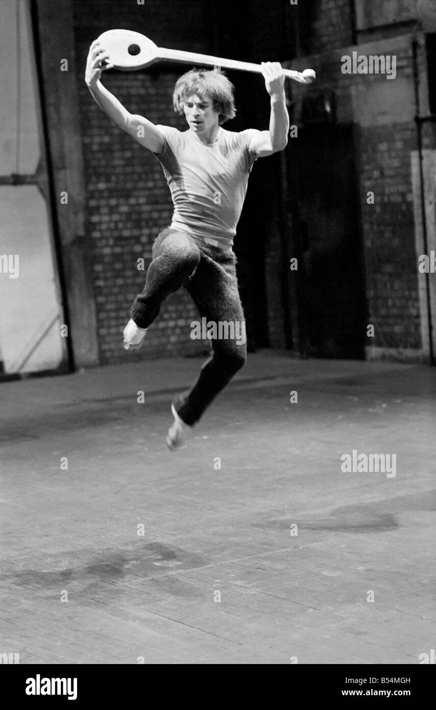 La danse de divertissement. Le Dutch National Ballet est de donner sa première saison à Londres à partir de la 1-6 décembre 1969 au Sadler's Wells Theatre. Rudolf Noureïev est l'artiste invité dans la performance de l'entreprise dans la région de George Balanchine's 'Apollon Musagete" où il interprète le rôle d'Apollon (dieu Apollon) en face de la principale ballerines Olga De Haas (Muse de la danse) Sonja Marchiolli (Muse de l'Art Dramatique) et Hélène Pex (Muse de l'Musec) répéter entre eux est John Taras le directeur de l'Opéra de Paris et des étapes pour l'Apollon Dutch National Ballet spécialement pour la performance de Londres Banque D'Images