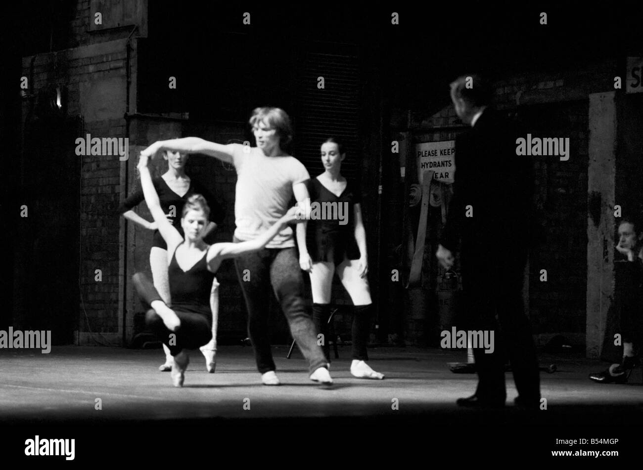 La danse de divertissement. Le Dutch National Ballet est de donner sa première saison à Londres à partir de la 1-6 décembre 1969 au Sadler's Wells Theatre. Rudolf Noureïev est l'artiste invité dans la performance de l'entreprise dans la région de George Balanchine's 'Apollon Musagete" où il interprète le rôle d'Apollon (dieu Apollon) en face de la principale ballerines Olga De Haas (Muse de la danse) Sonja Marchiolli (Muse de l'Art Dramatique) et Hélène Pex (Muse de l'Musec) répéter entre eux est John Taras le directeur de l'Opéra de Paris et des étapes pour l'Apollon Dutch National Ballet spécialement pour la performance de Londres Banque D'Images