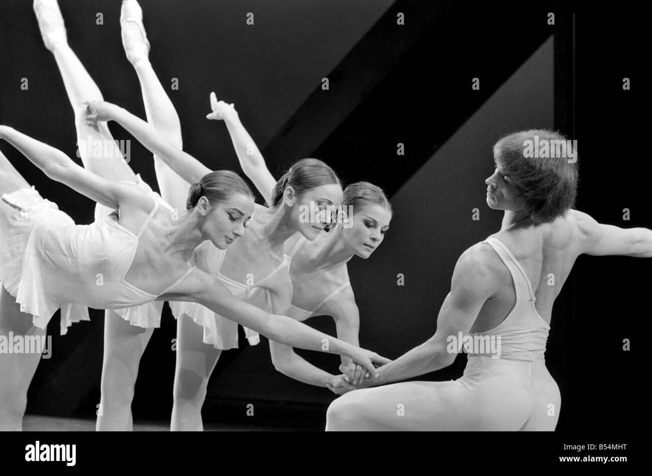 La danse de divertissement. Le Dutch National Ballet fait son London dabut au Sadlers Wells Theatre dans une saison d'une semaine. L'artiste invité est Rudolph Nureyev qui danse à l'ouverture de la performance 'ballets Apollon Musagete' et 'Monument pour un garçon mort'. Nureyev à répéter avec trois des danseurs des néerlandais (d'avant en arrière) Helene Pex, Sonja Marchiolly, et Olga De Hass (droite). Décembre 1969 Z11506-003 Banque D'Images
