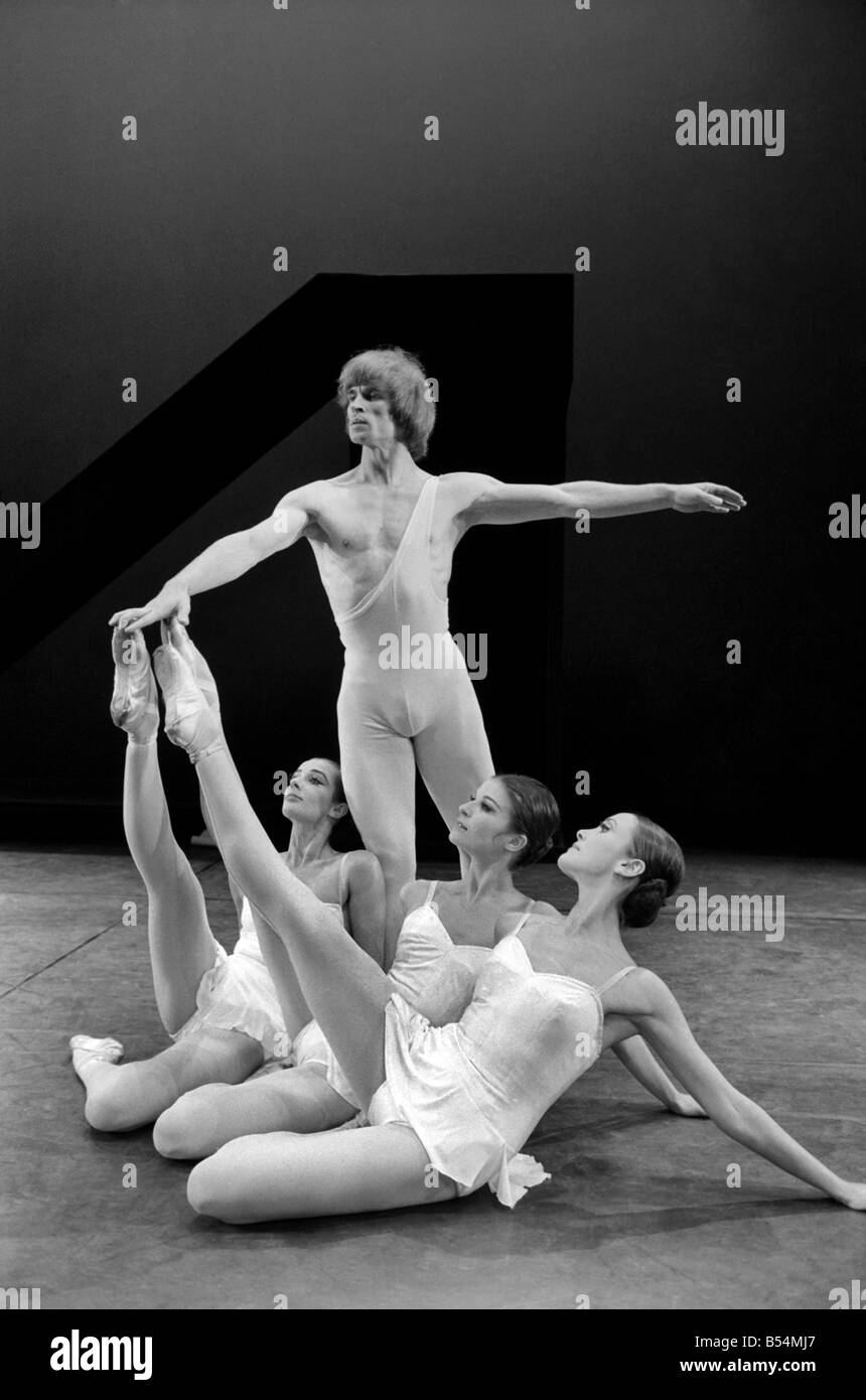 La danse de divertissement. Le Dutch National Ballet fait son London dabut au Sadlers Wells Theatre dans une saison d'une semaine. L'artiste invité est Rudolph Nureyev qui danse à l'ouverture de la performance 'ballets Apollon Musagete' et 'Monument pour un garçon mort'. Avec noureev trois des danseurs, les filles sont (de gauche à droite) Helene Pex, Olga De Haas, et Sonja Marchiolly. Décembre 1969 Z11506-006 Banque D'Images