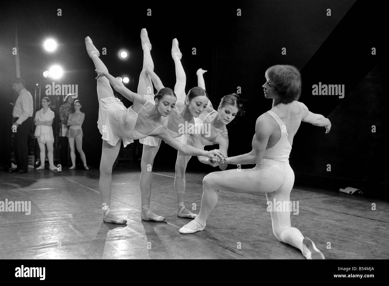 La danse de divertissement. Le Dutch National Ballet fait son London dabut au Sadlers Wells Theatre dans une saison d'une semaine. L'artiste invité est Rudolph Nureyev qui danse à l'ouverture de la performance 'ballets Apollon Musagete' et 'Monument pour un garçon mort'. Avec noureev trois des danseurs. Les filles sont (de gauche à droite) Sonja Marchiolly, Olga De Hass. Décembre 1969 Z11506-007 Banque D'Images