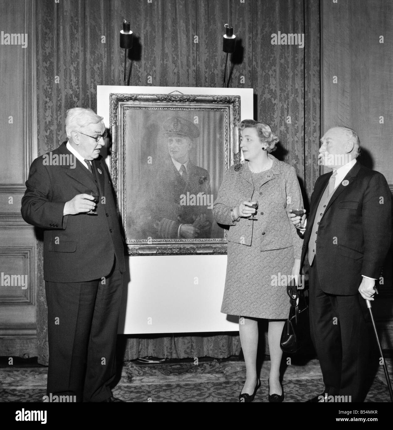 Le maire de la ville, Sir Ian Bowater a présenté aujourd'hui le mémorial Binney Décorations pour bravoure par des civils, à la 'Goldsmiths' Hall dans la ville de Londres. (De gauche à droite) M. David Davies, Mme Rosie Eagle et M. Trevelyan H. Cowling regardant la peinture du Capitaine Ralph Binney, CBE, IA, qui trouva la mort le 8 décembre 1944 dans la ville de Londres dans un effort courageux pour arrêter deux voleurs, l'emballement Binney Médaille commémorative a été créée en sa mémoire. Décembre 1969 Z11552-004 Banque D'Images