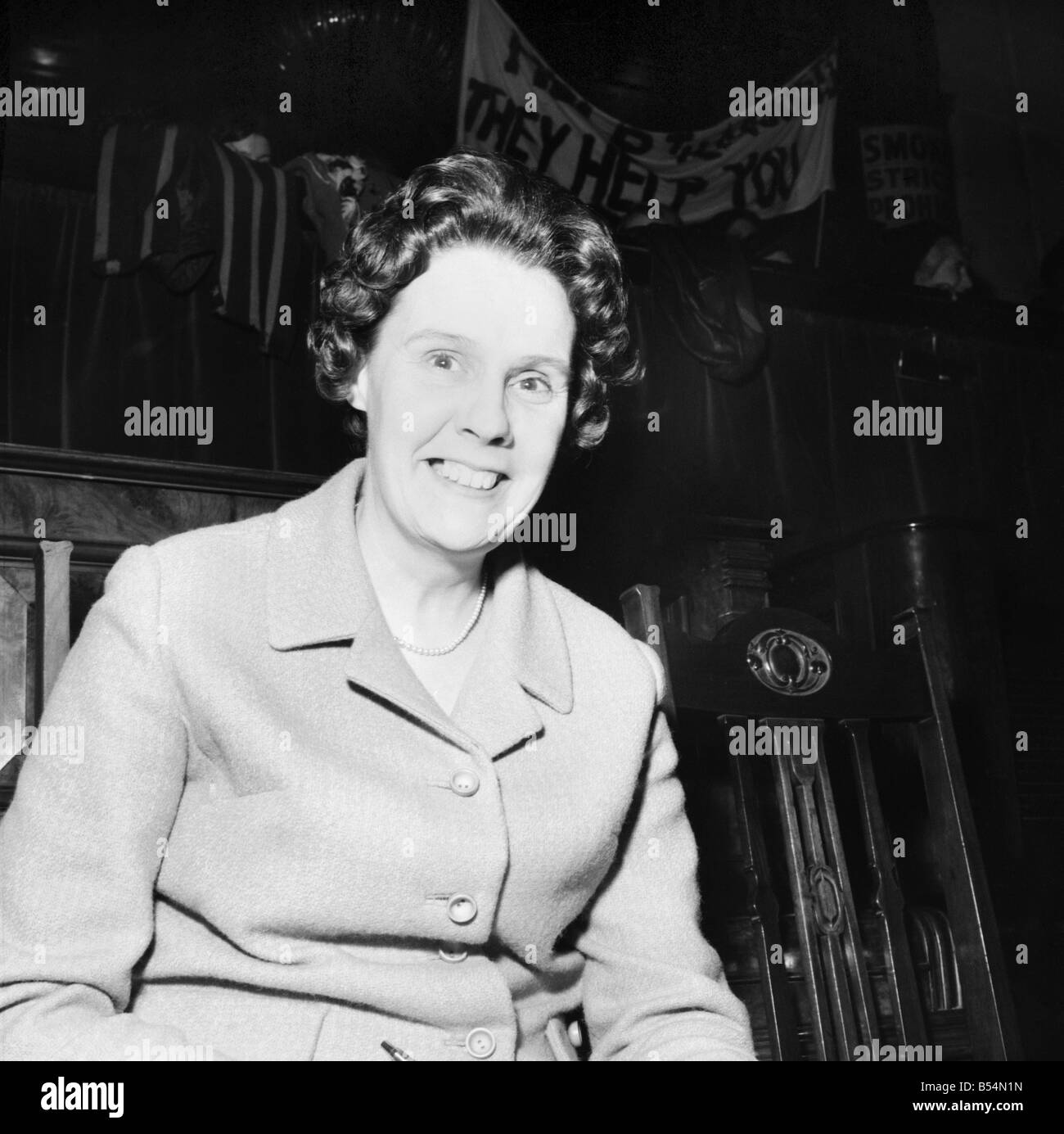 Les infirmières mars et réunion au Albert Hall à Manchester. Mme Floyd, président de la direction générale de Manchester Royal College of Nursing. ;Décembre 1969 ;Z11770 Banque D'Images Les infirmières mars et réunion au Albert Hall à Manchester. Mme Floyd, président de la direction générale de Manchester Royal College of Nursing. ;Décembre 1969 ;Z11770 Banque D'Images