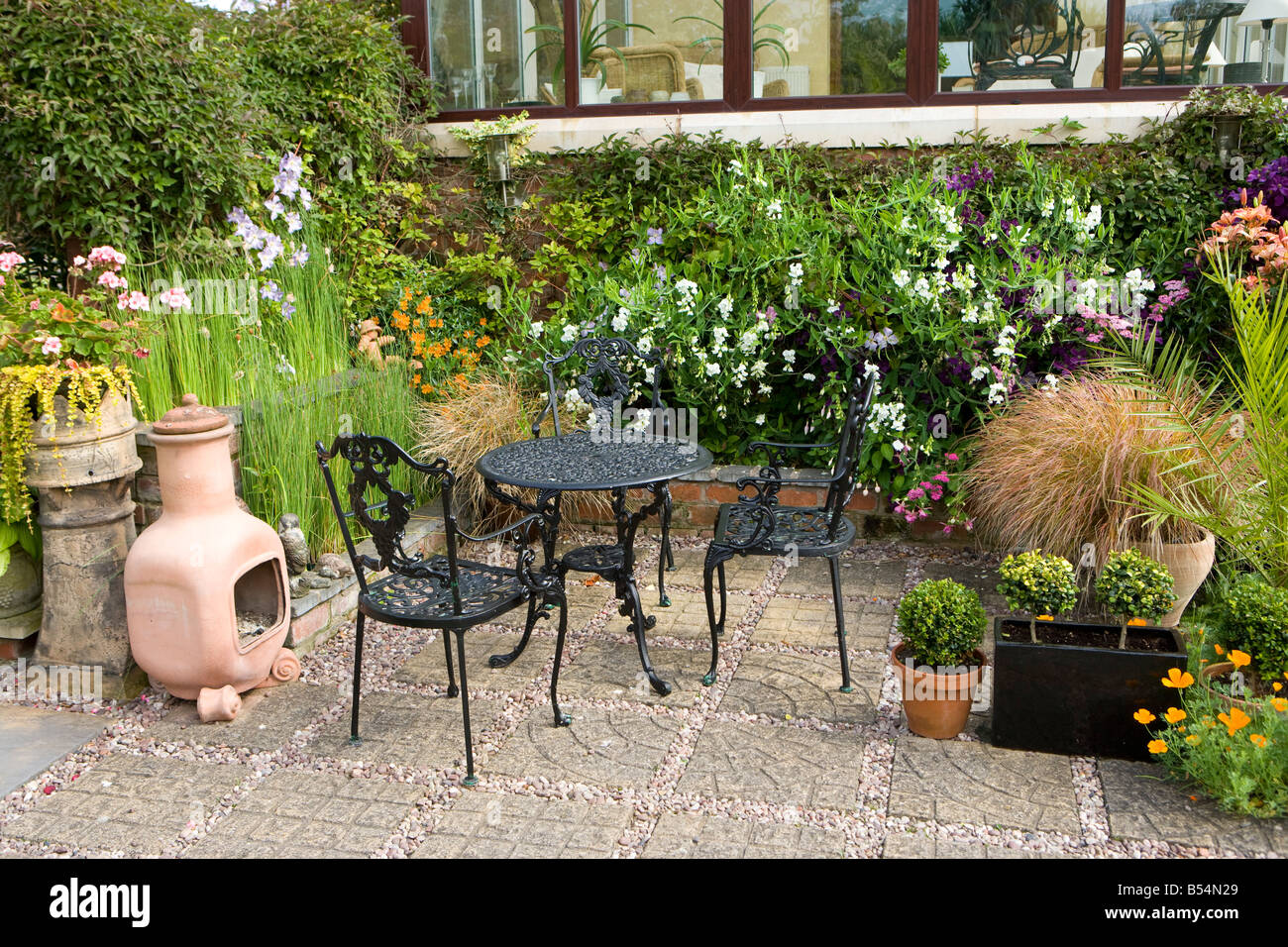 Terrasse avec meubles de jardin et de chimera Banque D'Images