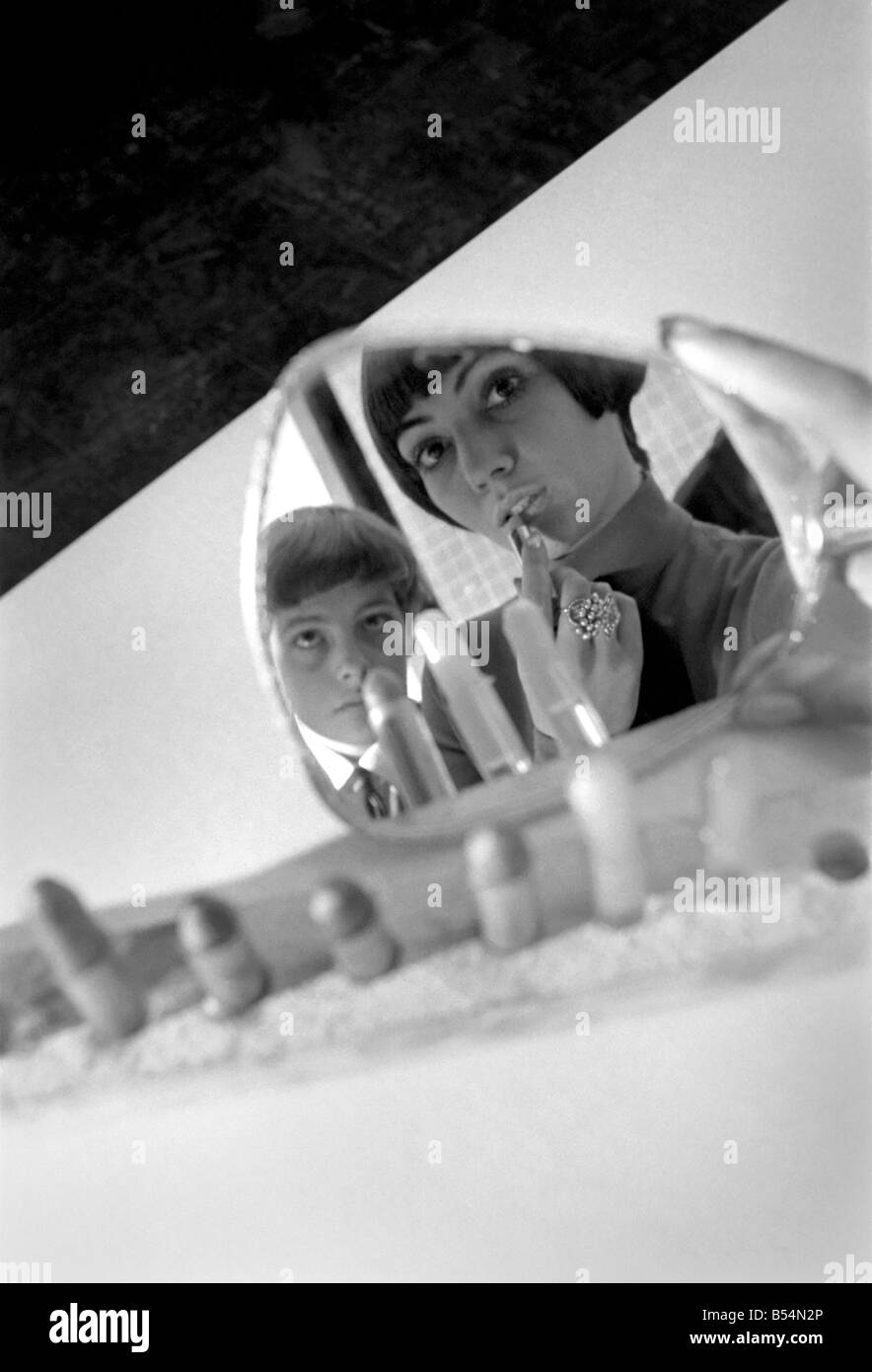 L'école secondaire de Hartford. Keith Kay et Philip Robinson regarder comme modèle Ann Coates tente rouge à lèvres faites pendant la classe à l'école. Banque D'Images