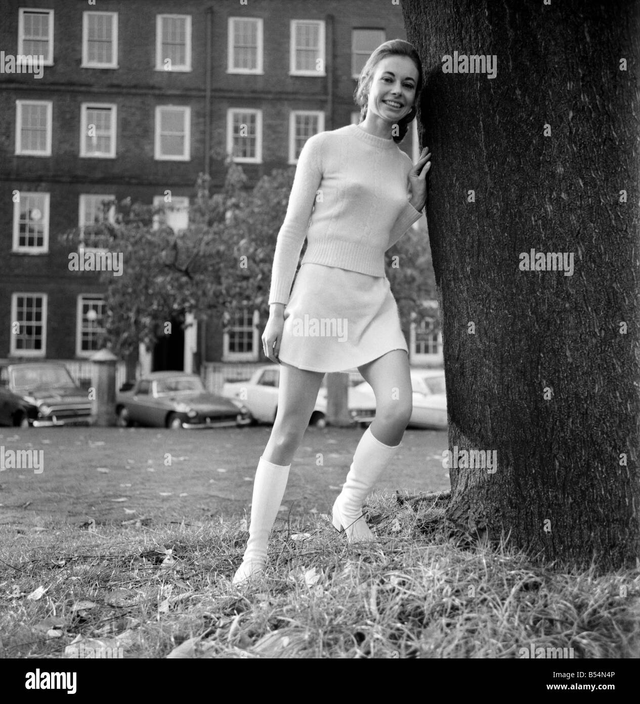 Femme portant des top, mini jupe et collant ressemble pose pour photos à Lincoln's Inn Fields. Novembre 1969 Z10979-001 Banque D'Images
