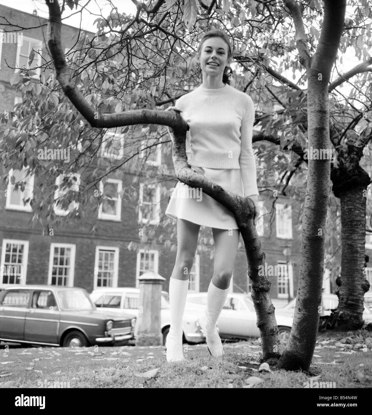 Femme portant des top, mini jupe et collant ressemble pose pour photos à  Lincoln's Inn Fields. Novembre 1969 Z10979-002 Photo Stock - Alamy