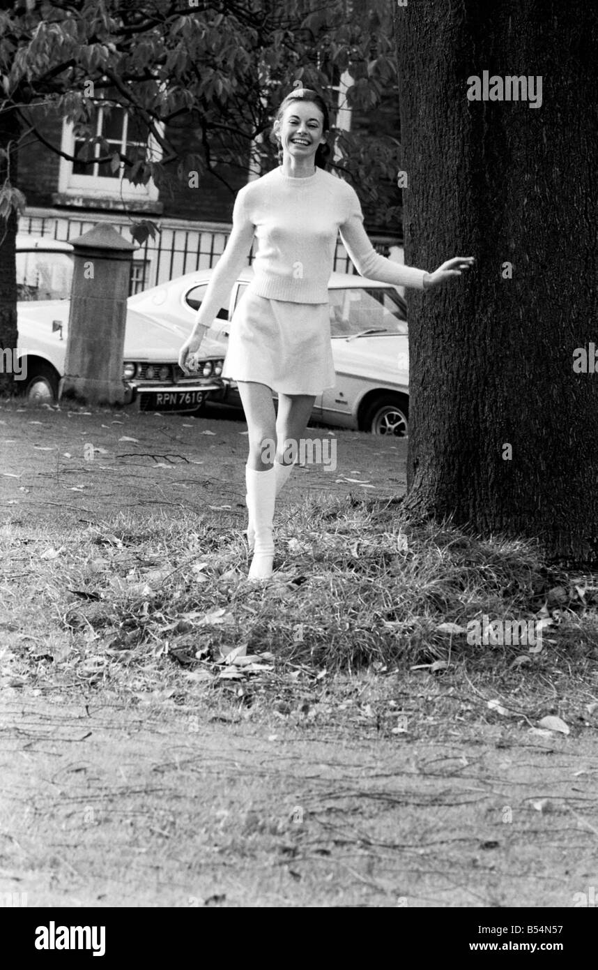 Femme portant des top, mini jupe et collant ressemble pose pour photos à Lincoln's Inn Fields. Novembre 1969 Z10979-004 Banque D'Images
