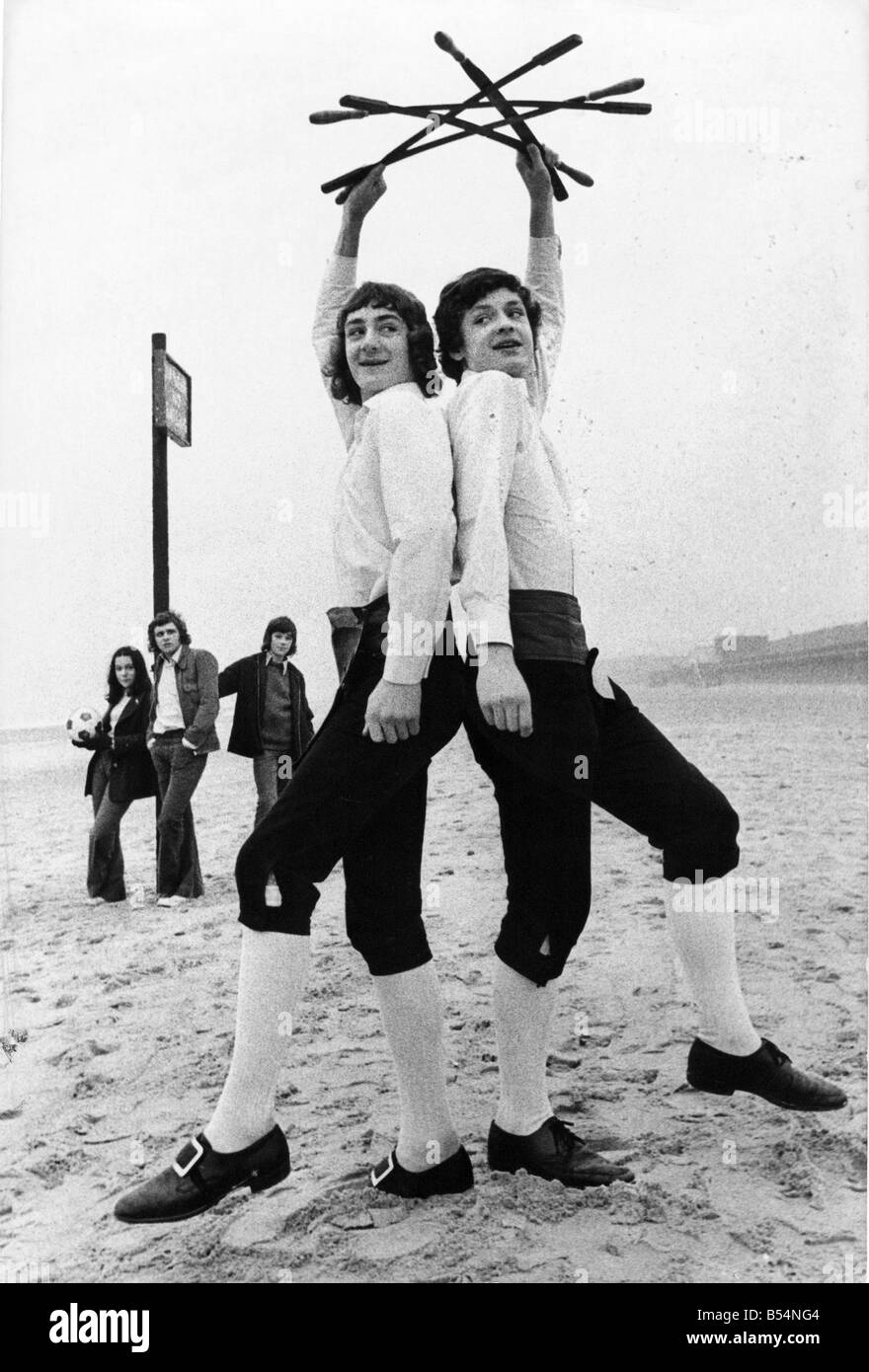 Morris dancing frères Timothée et Nicholas Bristow pratique sur la plage de Whitley Bay vu par certains spectateurs pas très enthuastic Banque D'Images