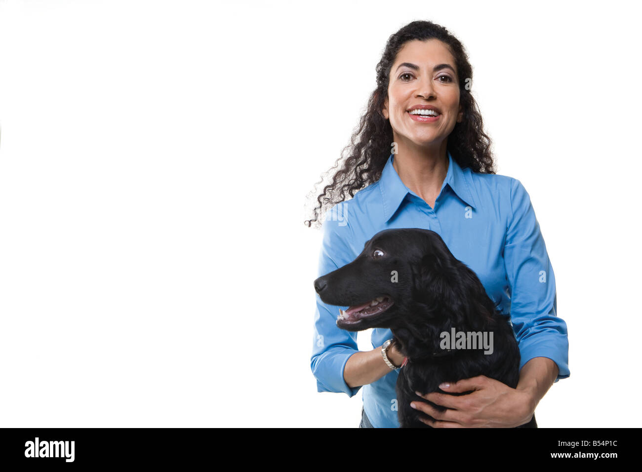 Femme joue avec un chien noir sur fond blanc Banque D'Images