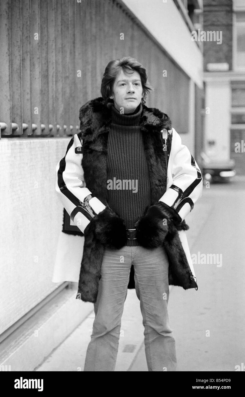 L'acteur John blessé est hors de l'Antarctique le 1 Décembre quand il commence son nouveau film 'Forbush et les pingouins'. Pour le film il a eu d'avoir une armoire spéciale conçue pour lui pour l'Antarctique et une fourrure couche de PVC blanc et noir bordé de noir et d'une valeur de 250 € Coney est parmi ses "garder au chaud". Le manteau a été conçu par John Furness et pris à la représentation théâtrale costumiers M.Berman de Steert Orange, W.I. - Le film est produit par Henry Trettin et directeur pour A.B.P.C.A. Al Diola John est son 250 € manteau de fourrure dans l'Ouest hier Banque D'Images