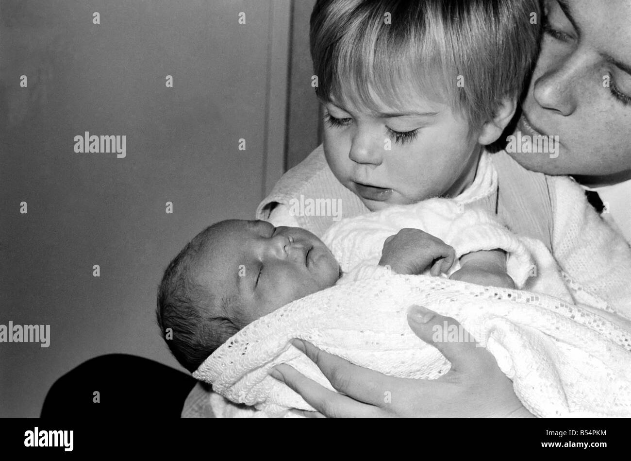 Enfants : Bébé mignon. Nouveau né garçon tenu par sa soeur un bambin de  deux. Novembre 1969 Z11485-001 Photo Stock - Alamy