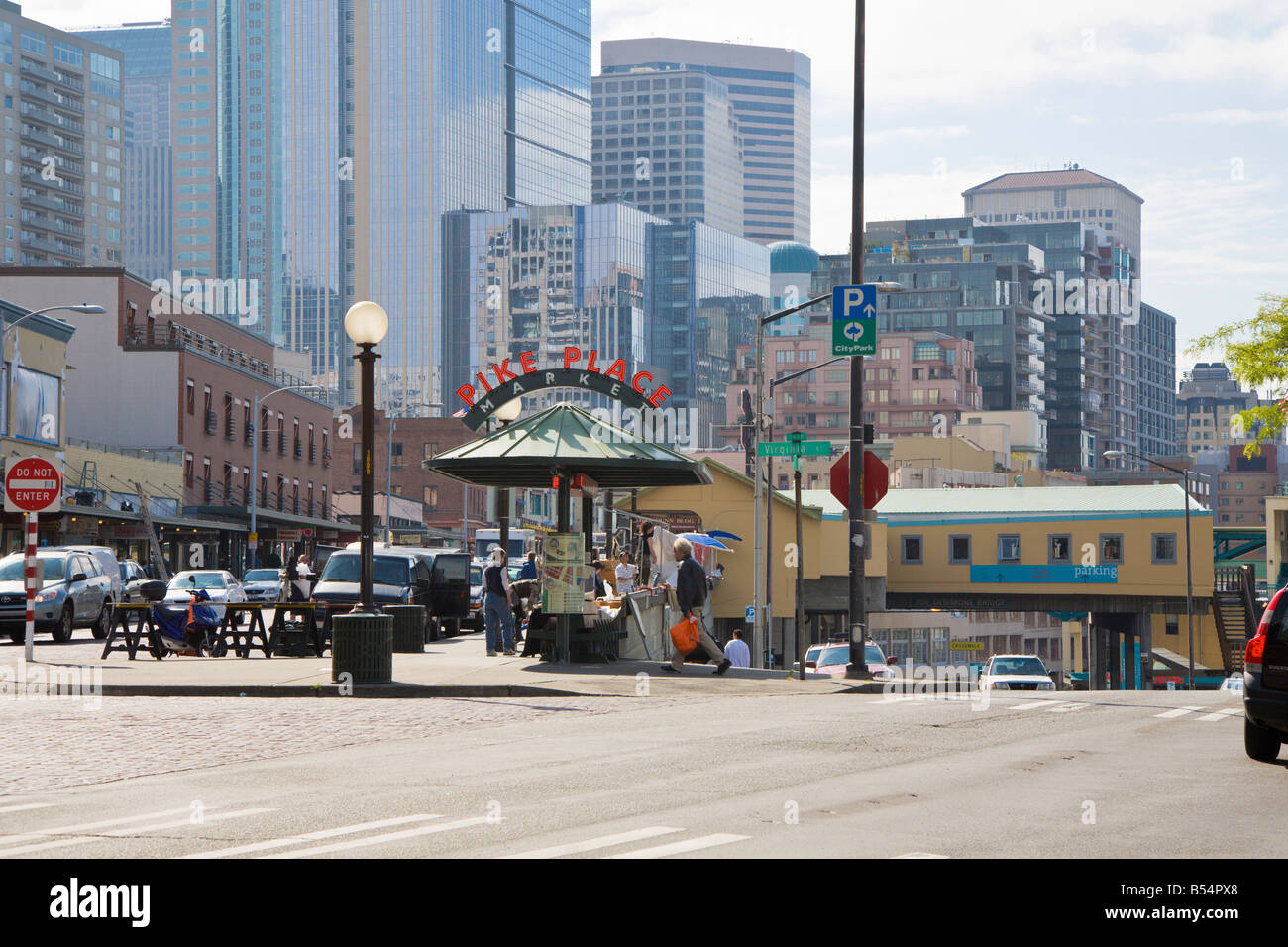 Les piétons circulant dans le centre-ville de Seattle Washington sous abribus à proximité publicité Pike Place Market Banque D'Images