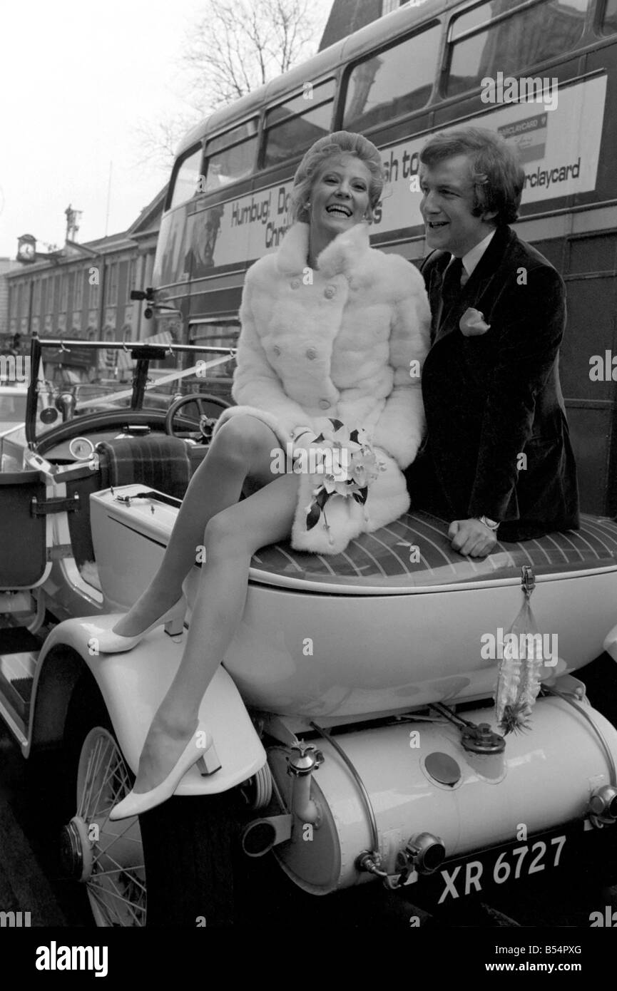 Actess et top model Vicki Hodge mariés aujourd'hui Ian Heath ,qui est dans la publicité, au bureau du registre de Chelsea. La mariée portait une robe blanche et manteau, et le couple est parti après la cérémonie d'un petit déjeuner réception dans un livre blanc 1923 Rolls Royce. Le couple, Vicki et Ian représentée dans les 1923 Rolls Royce blanche après la cérémonie. Décembre 1969 Z11599-001 Banque D'Images