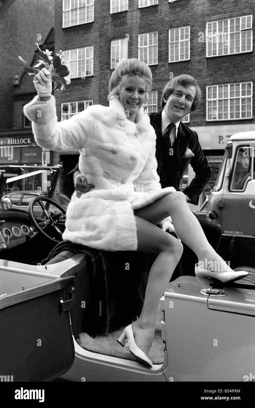 Actess et top model Vicki Hodge mariés aujourd'hui Ian Heath ,qui est dans la publicité, au bureau du registre de Chelsea. La mariée portait une robe blanche et manteau, et le couple est parti après la cérémonie d'un petit déjeuner réception dans un livre blanc 1923 Rolls Royce. Le couple, Vicki et Ian représentée dans les 1923 Rolls Royce blanche après la cérémonie. Décembre 1969 Z11599-002 Banque D'Images