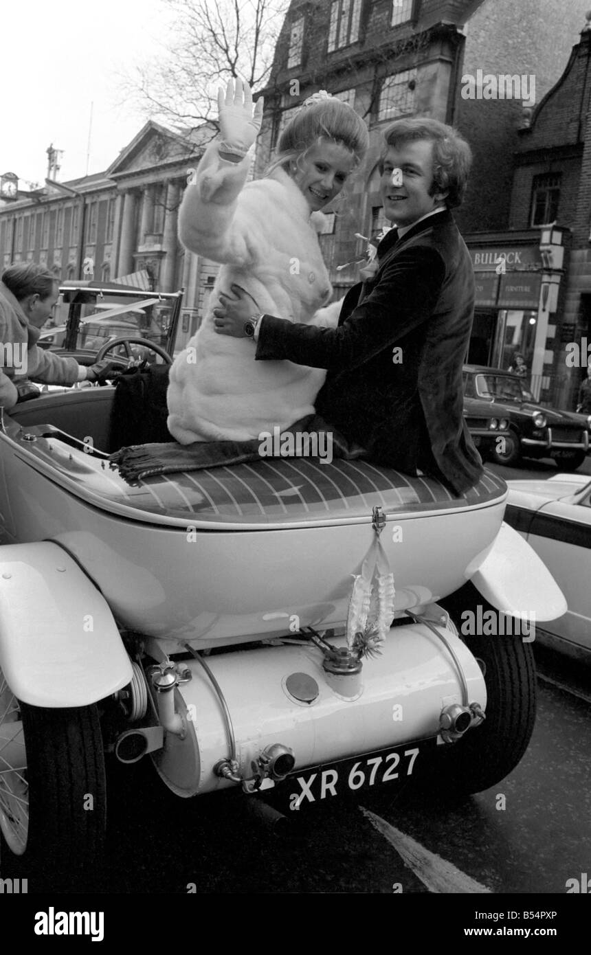 Actess et top model Vicki Hodge mariés aujourd'hui Ian Heath ,qui est dans la publicité, au bureau du registre de Chelsea. La mariée portait une robe blanche et manteau, et le couple est parti après la cérémonie d'un petit déjeuner réception dans un livre blanc 1923 Rolls Royce. Le couple, Vicki et Ian représentée dans les 1923 Rolls Royce blanche après la cérémonie. Décembre 1969 Z11599-004 Banque D'Images