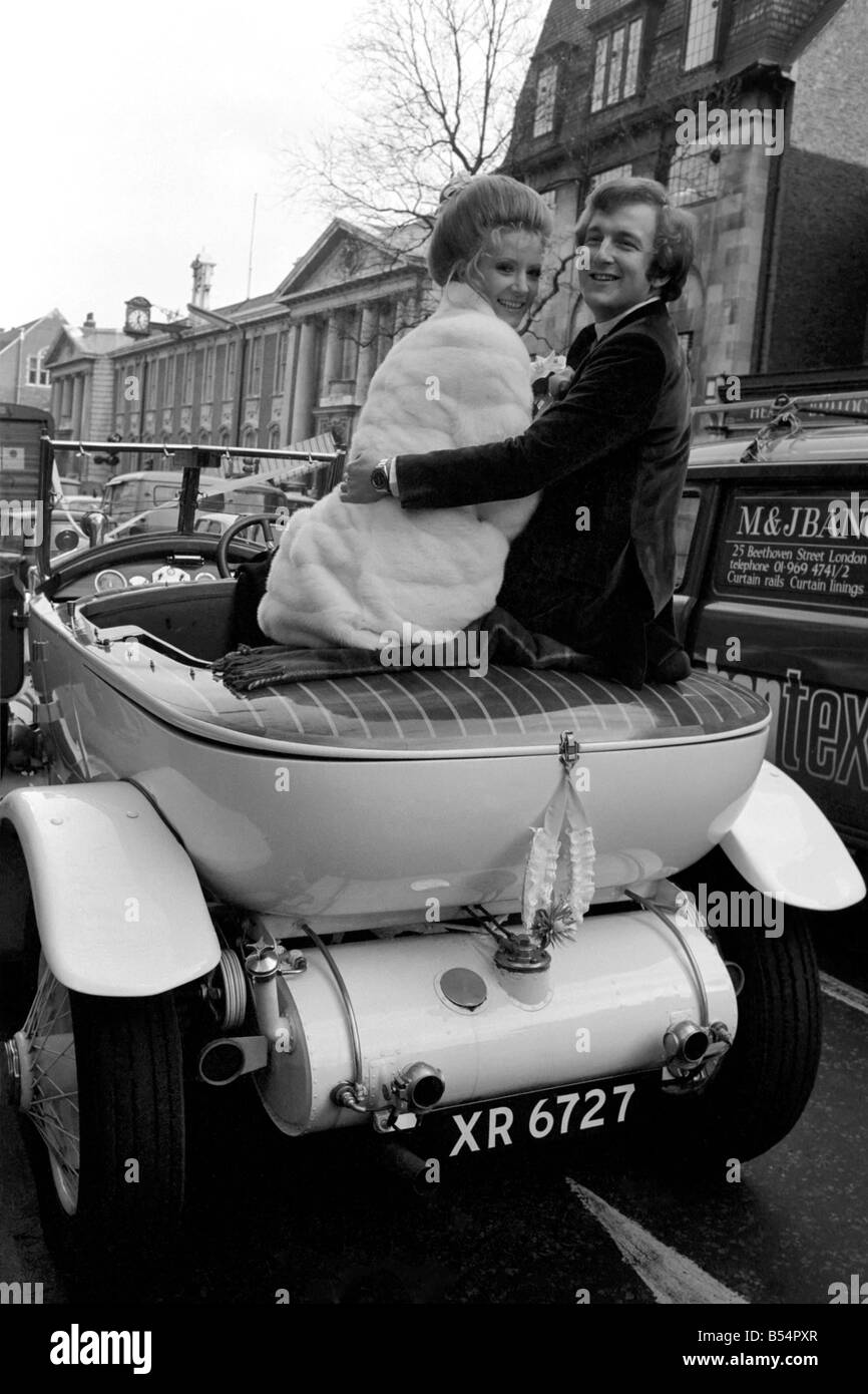 Actess et top model Vicki Hodge mariés aujourd'hui Ian Heath ,qui est dans la publicité, au bureau du registre de Chelsea. La mariée portait une robe blanche et manteau, et le couple est parti après la cérémonie d'un petit déjeuner réception dans un livre blanc 1923 Rolls Royce. Le couple, Vicki et Ian représentée dans les 1923 Rolls Royce blanche après la cérémonie. Décembre 1969 Z11599-005 Banque D'Images