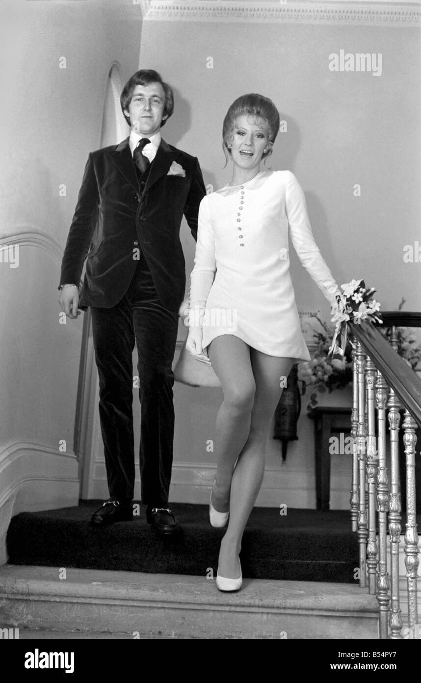 Actess et top model Vicki Hodge mariés aujourd'hui Ian Heath ,qui est dans la publicité, au bureau du registre de Chelsea. La mariée portait une robe blanche et manteau, et le couple est parti après la cérémonie d'un petit déjeuner réception dans un livre blanc 1923 Rolls Royce. Le couple Vicki et Ian en photo après la cérémonie. Décembre 1969 Z11599 Banque D'Images