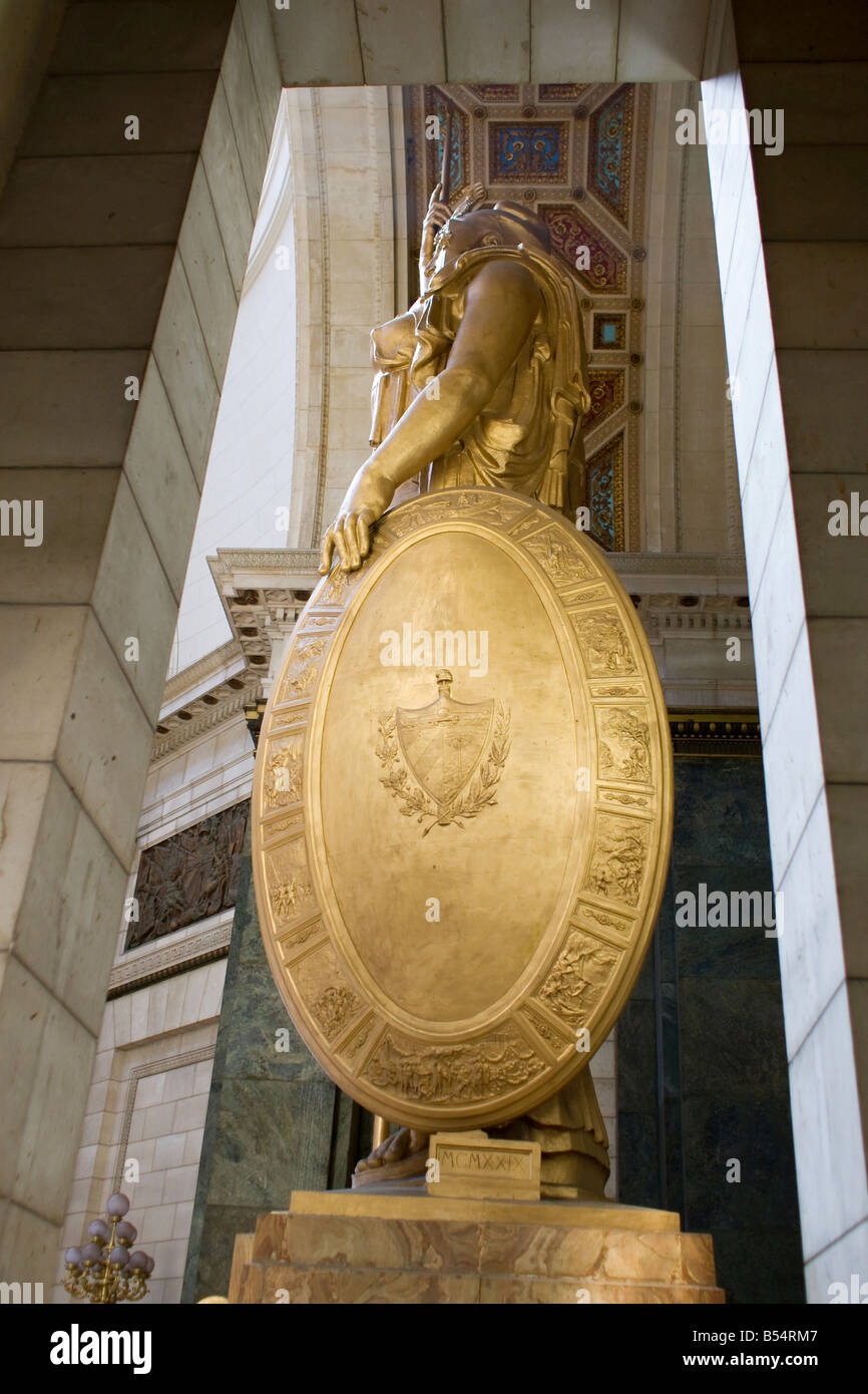 Vue latérale de la Minerva protectrice à l'entrée de la Havane,bâtiment Capitolio,Cuba Banque D'Images