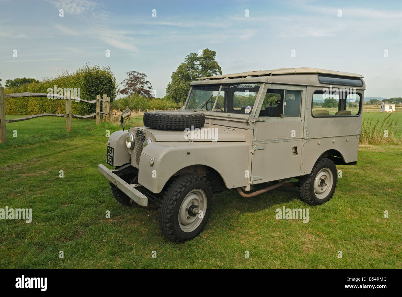 Land rover station wagon Banque de photographies et d'images à haute  résolution - Alamy