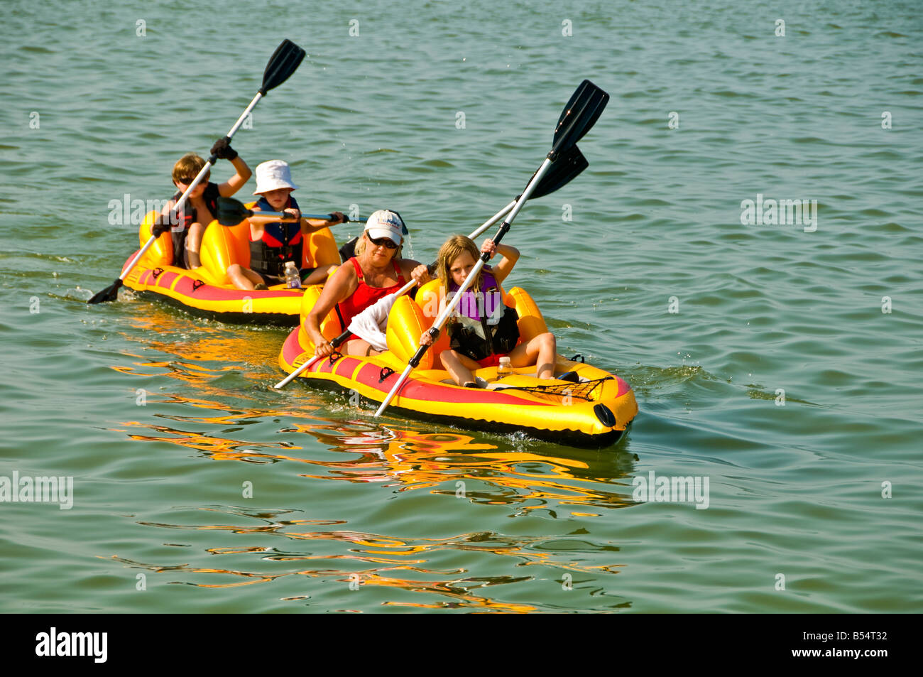PVC gonflables kayaks jaunes de la famille des vacances kayak course Banque D'Images