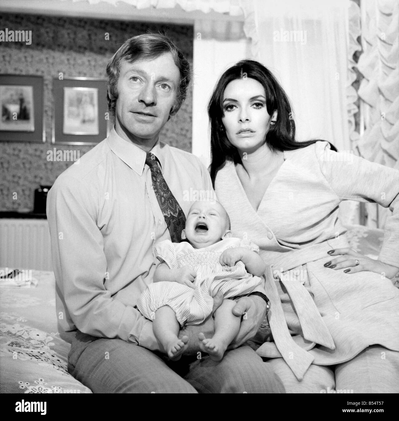 Dramaturge Terrence Frisby avec son épouse Christine et deux mois bébé garçon Domonic Putney à leur maison. Novembre 1969 Banque D'Images