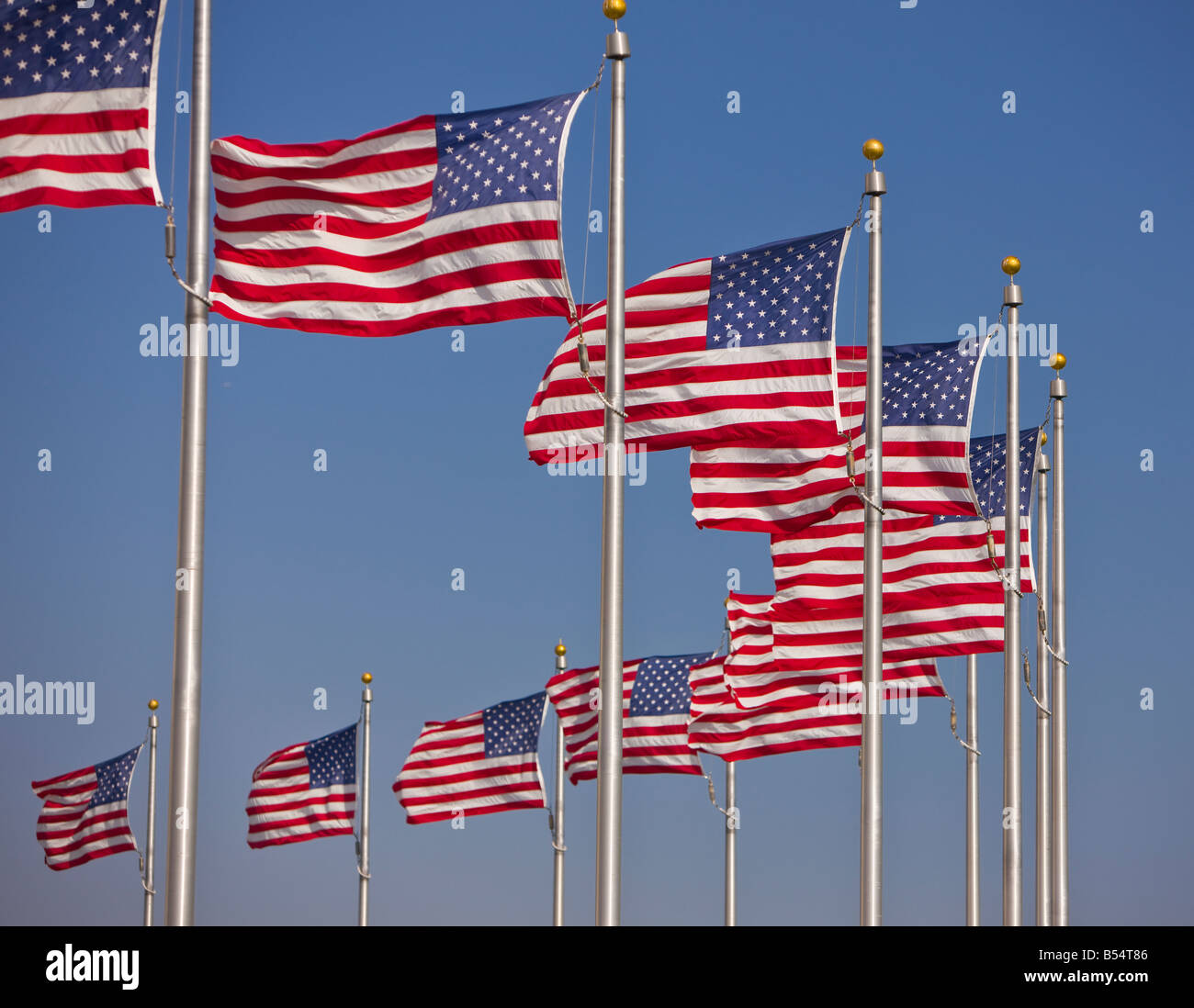 WASHINGTON DC USA United States drapeaux flottants sur des mâts à la Washington Monument Banque D'Images
