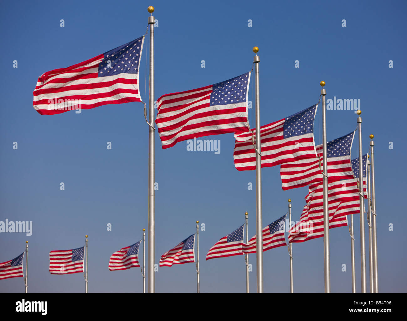 WASHINGTON DC USA United States drapeaux flottants sur des mâts à la Washington Monument Banque D'Images