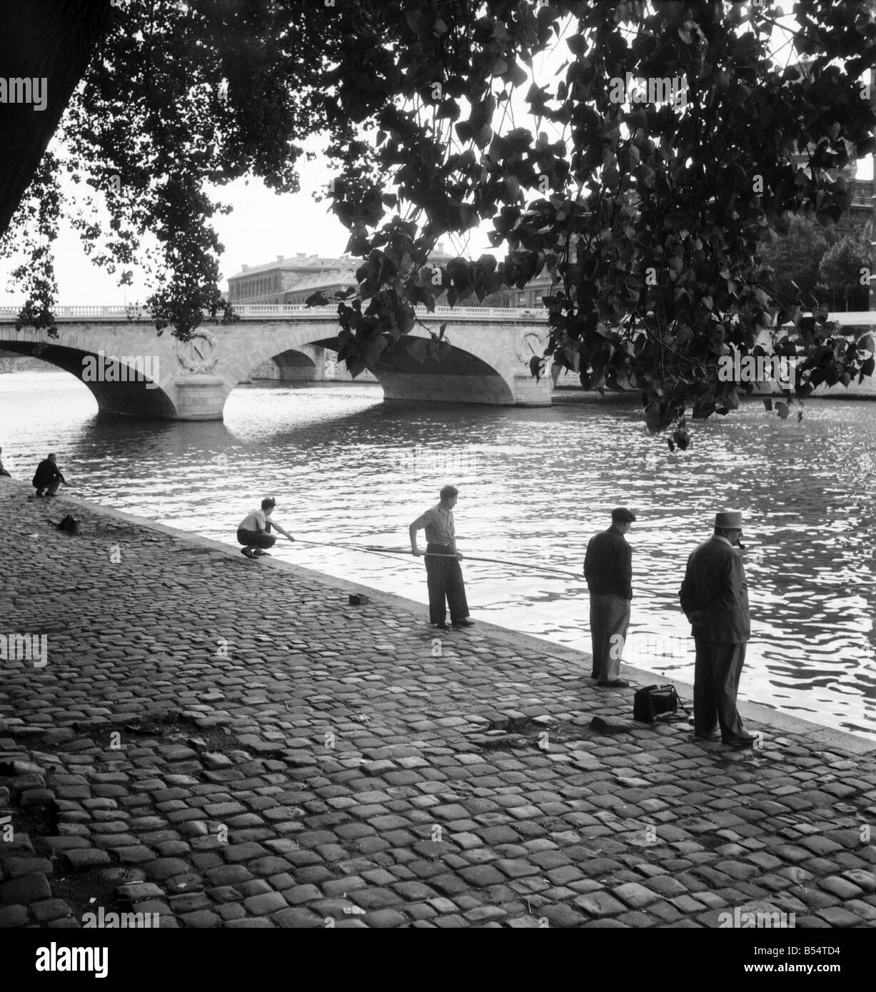 Grève : Français la pêche dans la Seine, à Paris, pendant la grève générale. Août 1953 D5222-002 Banque D'Images