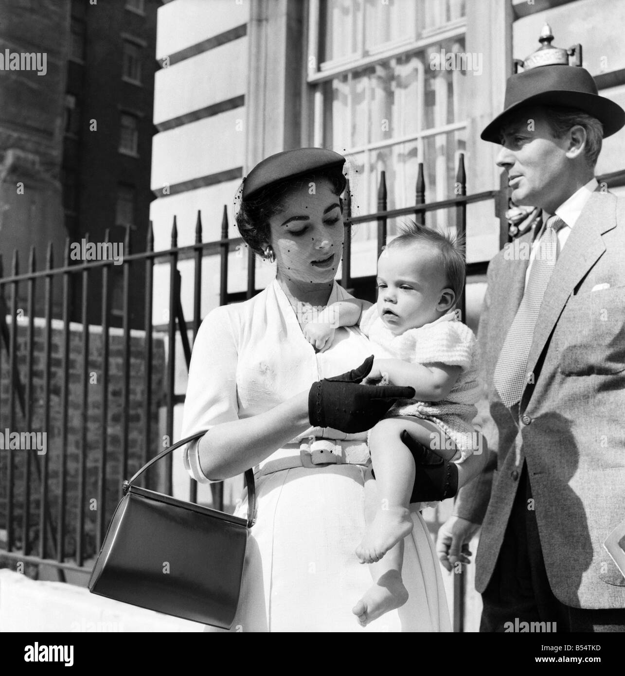 Elizabeth Taylor avec le bébé et Michael Wilding sur les marches de l'appartement Grosvenor Square, avant de partir pour Heath Row. Septembre 1953 D5512-003 Banque D'Images