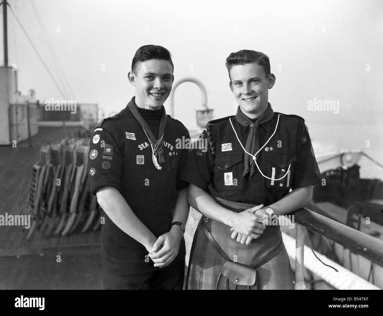 Les organisations de jeunes : Les Scouts : arrivés sur la reine Elizabeth. Geoffrey Woodward, Sea Scout et Murray Barrie, Scout. Septembre 1953 Banque D'Images