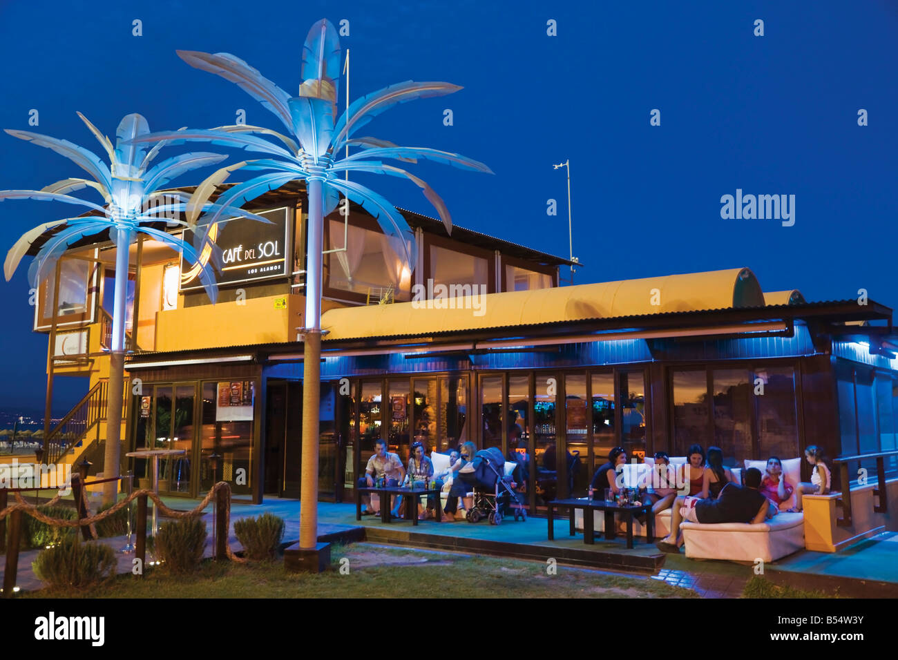 La province de Malaga Torremolinos Costa del Sol Espagne Cafe del Sol sur la plage de Los Alamos de nuit Banque D'Images