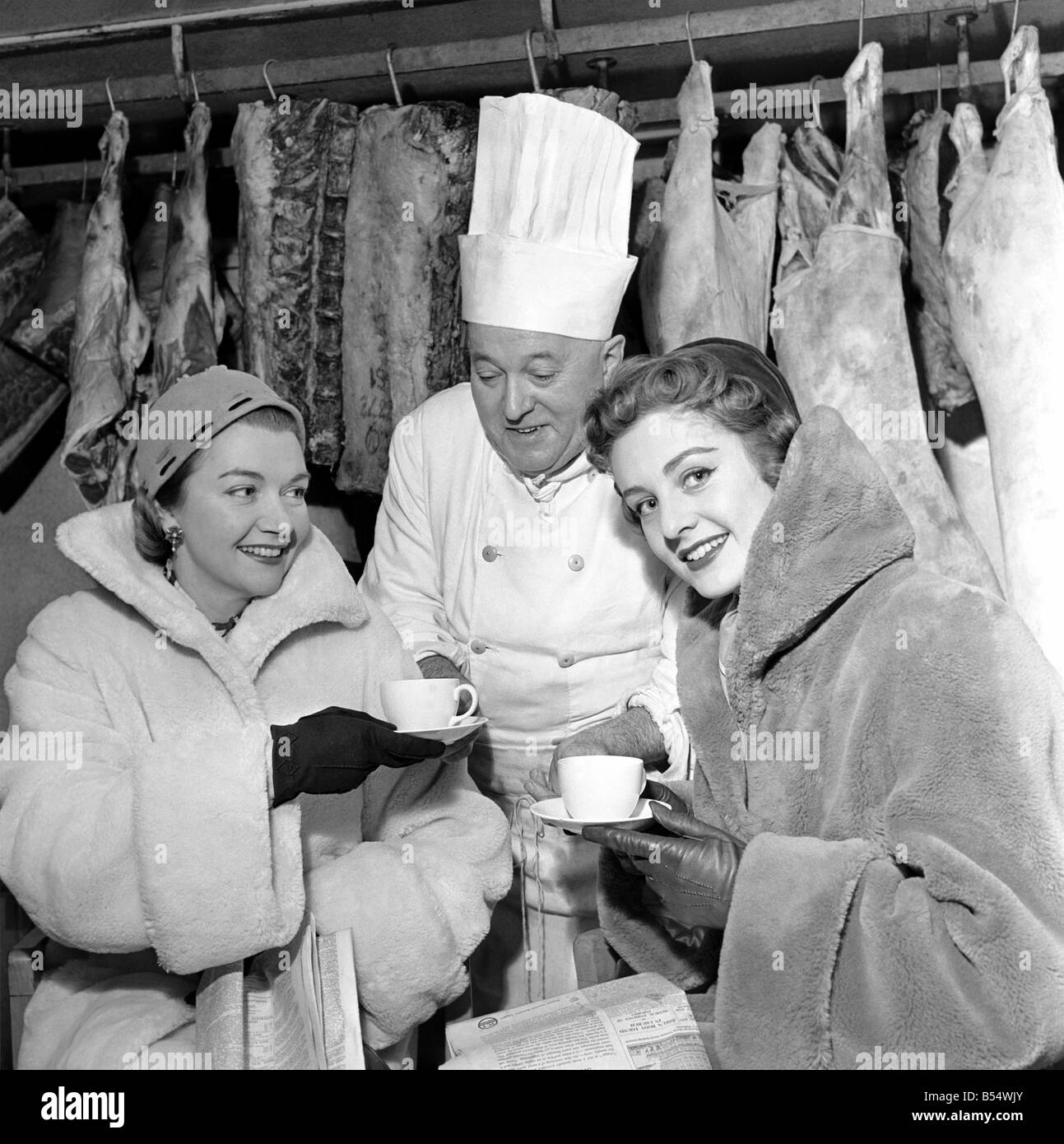 Deux modèles était assis dans une chambre froide pour tester un nouveau tissu fourrure (voir à gauche) à un hôtel de Londres. Il fait partie de plusieurs tests à faire sur ce tissu. Ce tissu est produit dans le comté de Durham. Les modèles sont Dorothy Bramhall (en blouse blanche) et Joan Burgess (en brun). Le chef, c'est Marcel Labordais. Novembre 1953 D6917-001 Banque D'Images