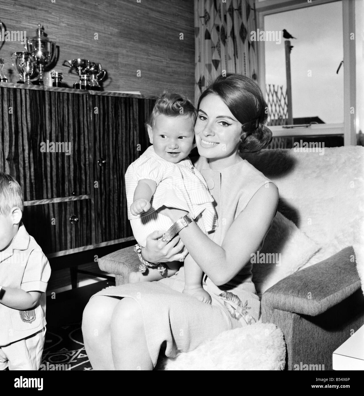 Vingt-quatre ans, modèle et actrice Madeleine Mono de Hampstead, est la mère de quatre beaux enfants -- Gail 6, Louise 4, Craig Grant et 2 mois 8. Madeleine Mono photographié à son Église Mount, Hampsted home avec son bébé garçon;Juin 1960 ;M4427-007 Banque D'Images