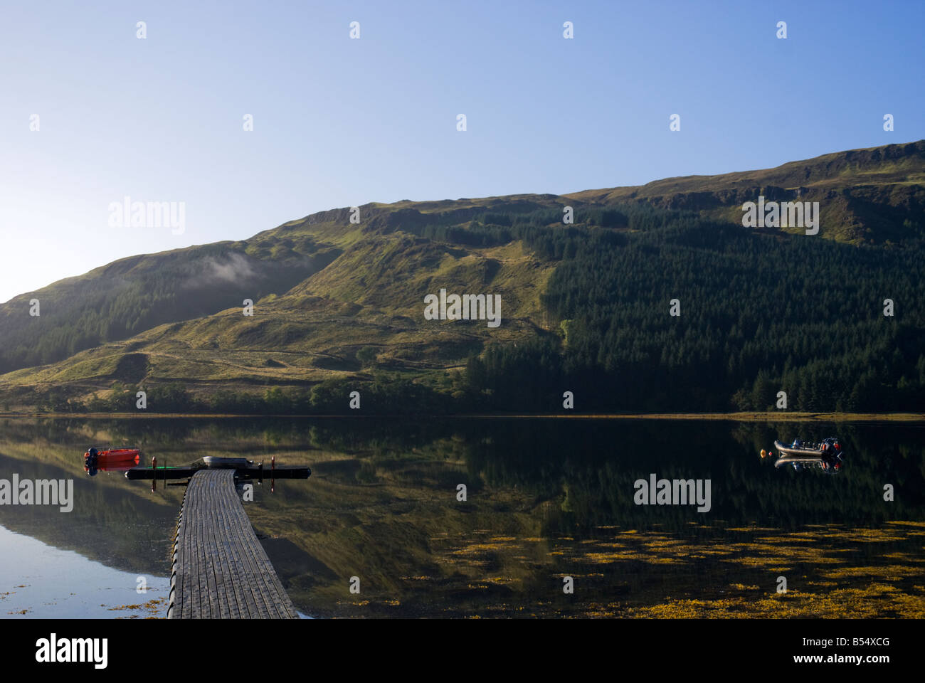 Dans le Loch Teacuis, réflexions, Morvern Ecosse Banque D'Images